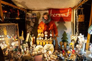 Sabine Zobel, Weihnachtsmarkt unter Eichen, Frohnsdorf