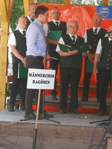 Bürgermeister Robert Pulz gratuliert Wolfgang Klaucke