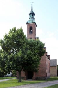 Kirche und Luisenlinde in Lühsdorf