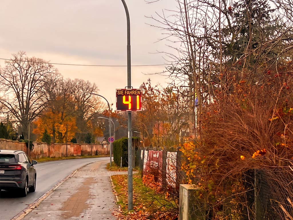 Die Geschwindigkeitstafel vor der Birkenschule in Treuenbrietzen