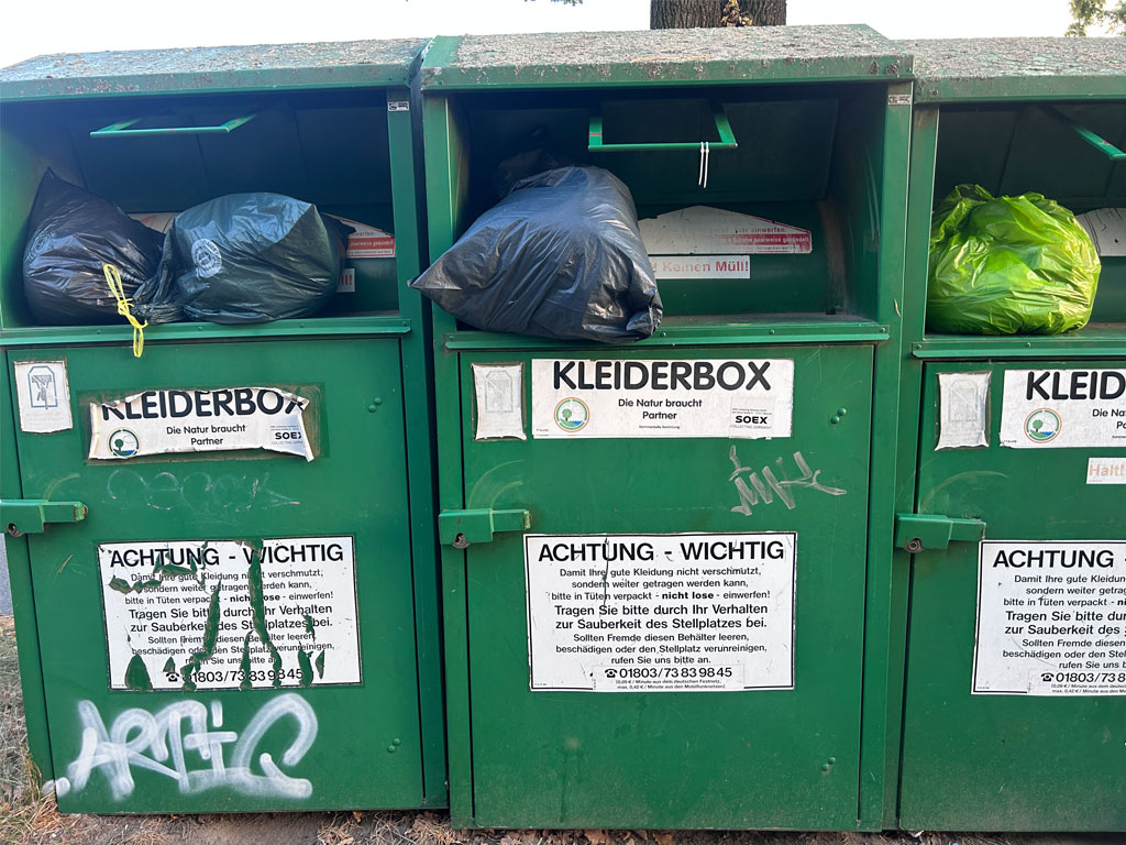 Übervolle Altkleidercontainer in Treuenbrietzen